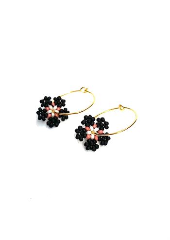 Blomster øreringe i sort og guld fra Adele Cph